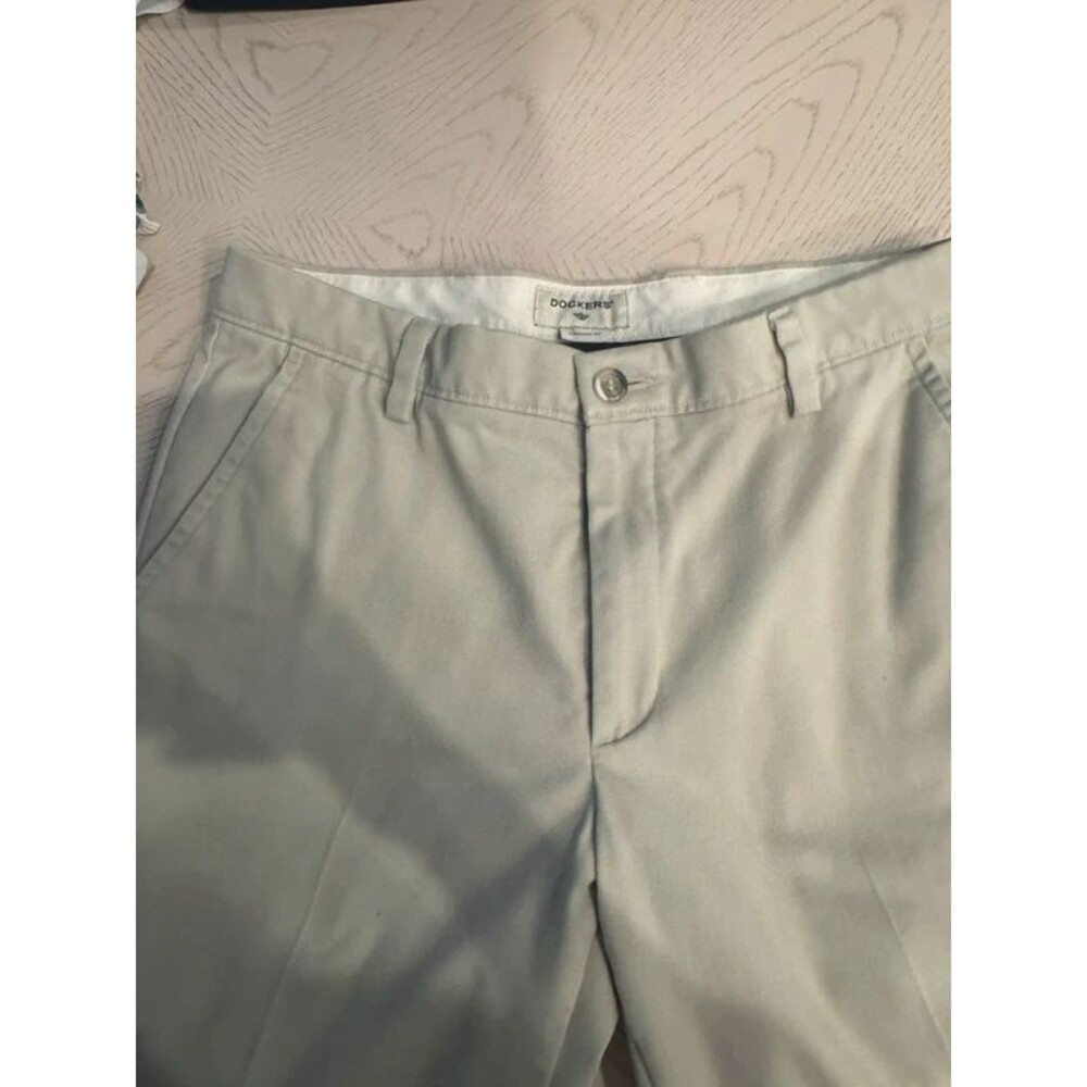 Dockers Straight Fit Khaki Chino Pants Size: W32 L30